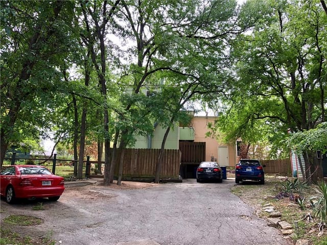 1121 Bluebonnet LN