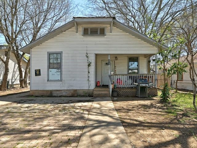1121 Christie Dr