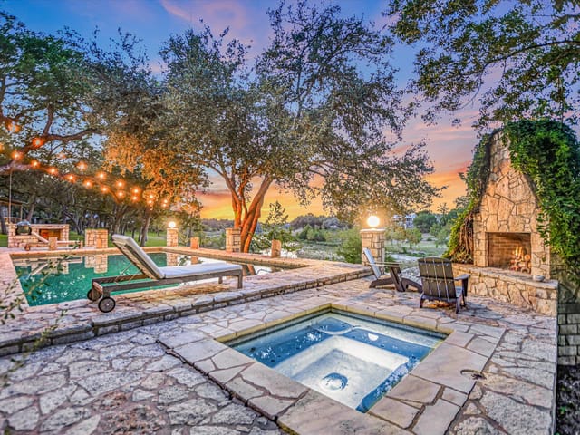 1121 Hidden Valley RD