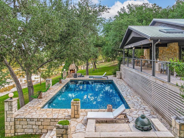 1121 Hidden Valley RD
