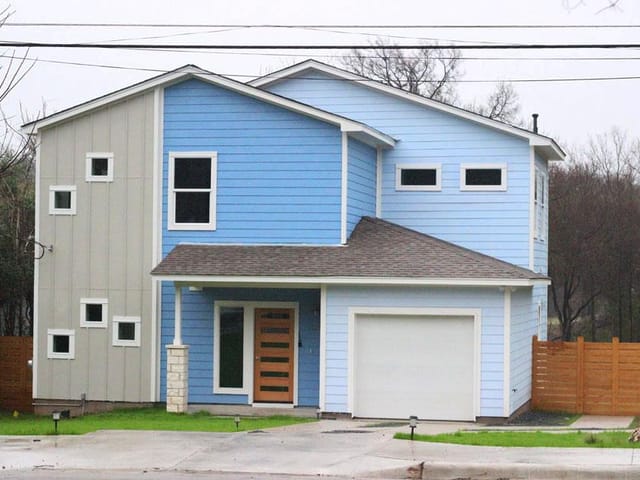 1121 Lott Ave