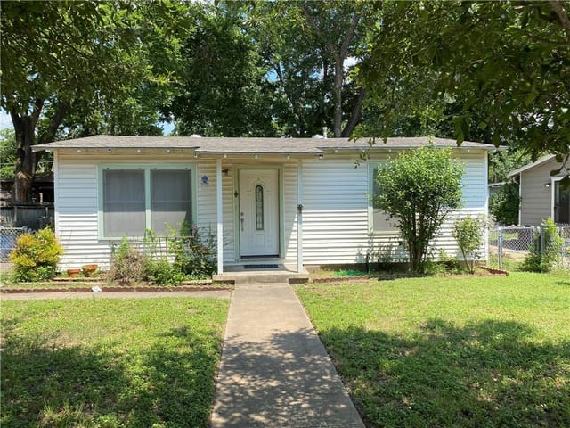 1121 Mark St