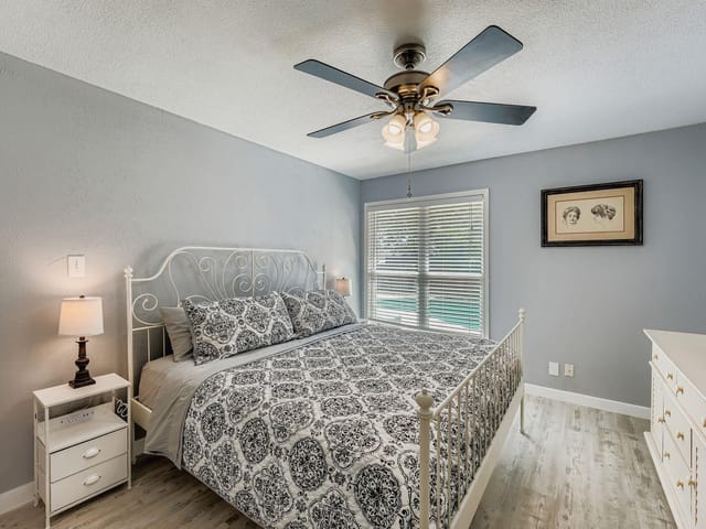 1121 Stoneoak LN
