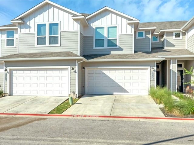 11218 Gadsen Ln