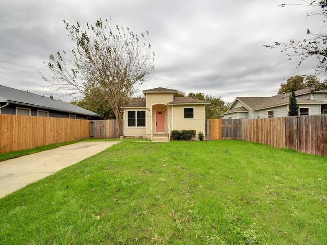 1122 Brookswood Ave
