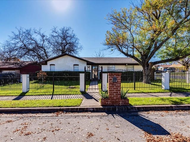 1123 PLYMOUTH Dr