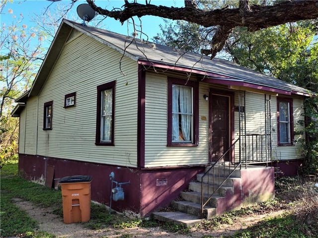 1123 Salina St