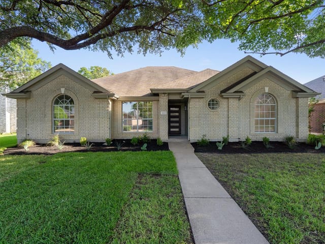 1123 Thackeray LN