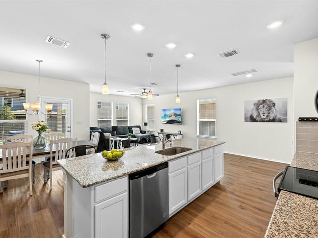 1124 Aronia Ln