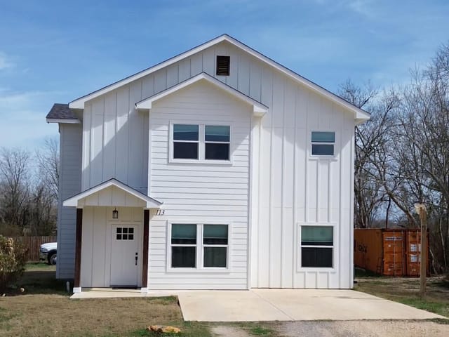 113 S. Lockhart St