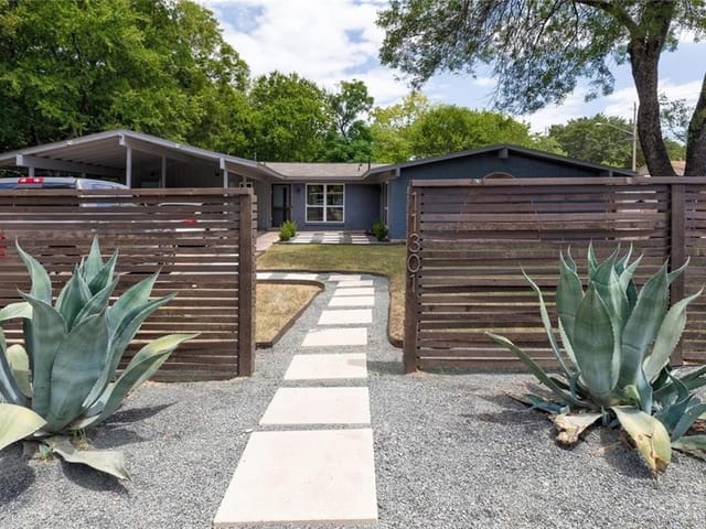 11301 Oakwood Dr