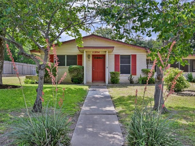 11304 Hunters Ln