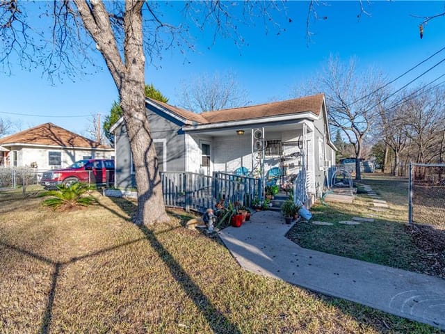 1131 Saucedo St
