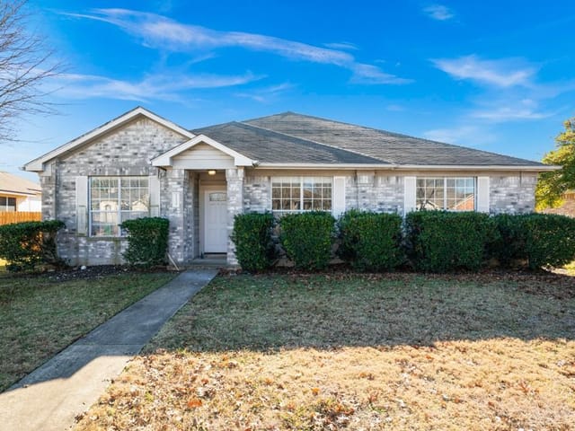 1135 Disraeli Cir
