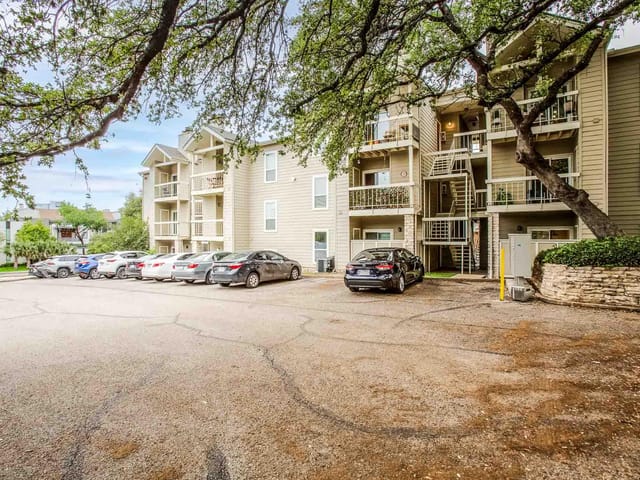 114 E 31st St Unit #207