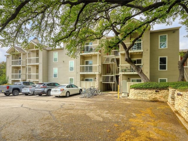 114 E 31st St Unit #207