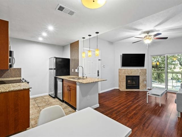 114 E 31st St Unit #211