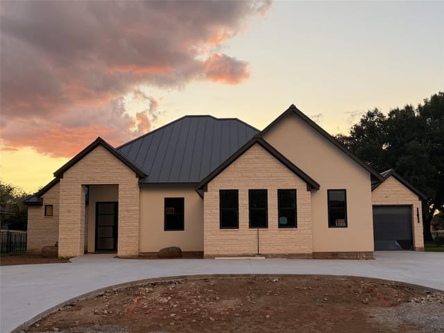 114 Meadowlakes DR