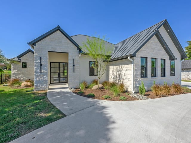 114 Meadowlakes DR