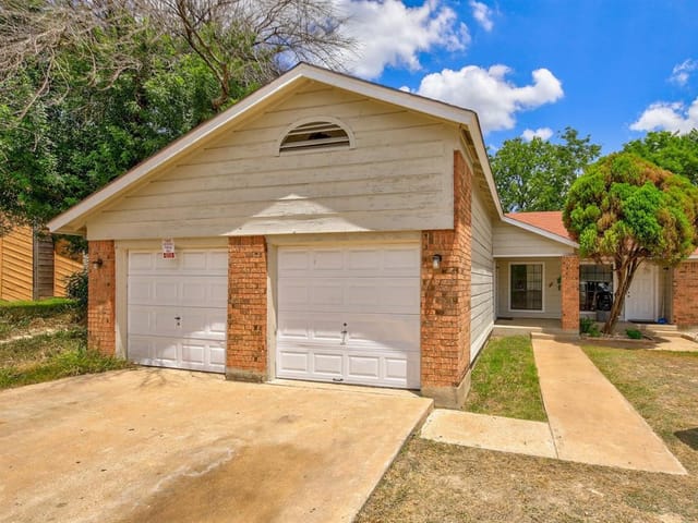 11402 Walnut Ridge A & B Dr