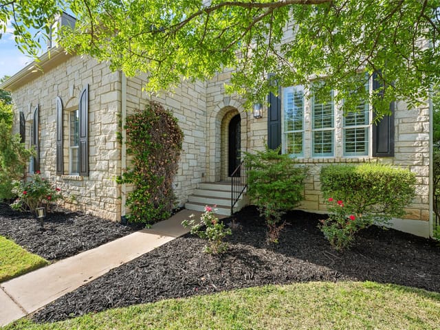 115 Burgess LN