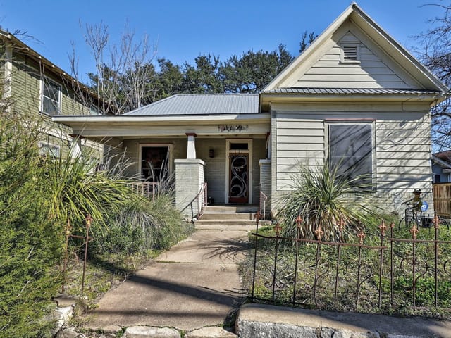 1157 Navasota St