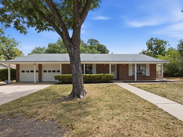 11605 N Oaks DR