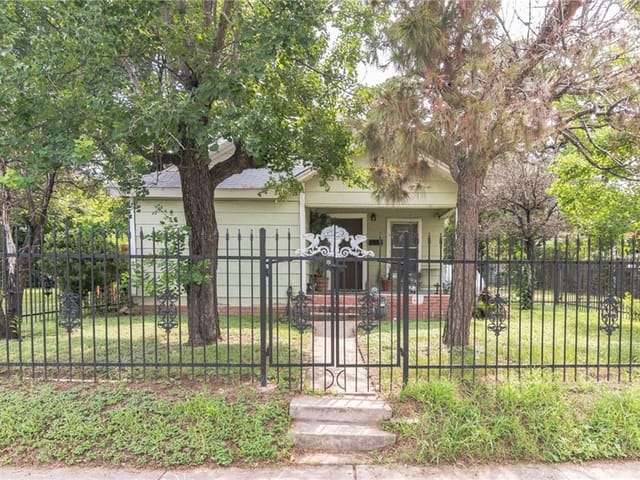 1175 Navasota St