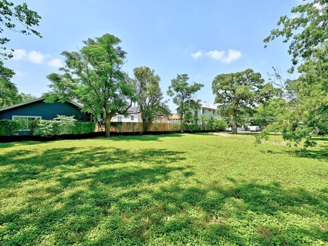 1175 Navasota St