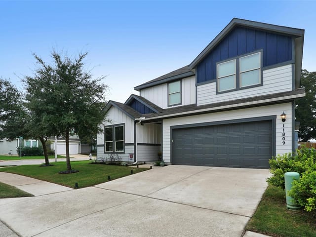 11809 Saddle Rock Dr