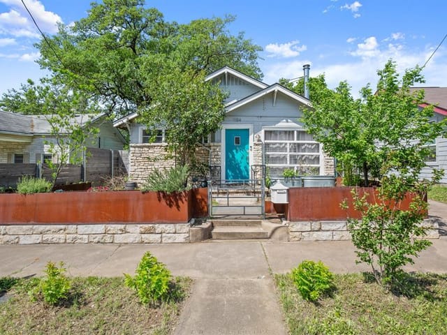 1184 Navasota ST