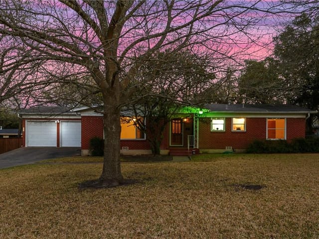11901 Indianhead Dr