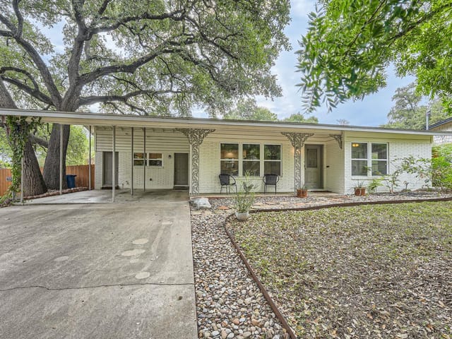 11903 North Oaks DR