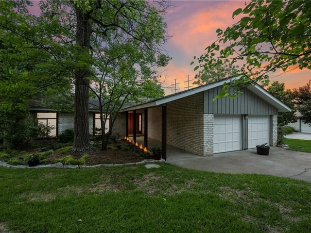 11908 Oakbrook Dr