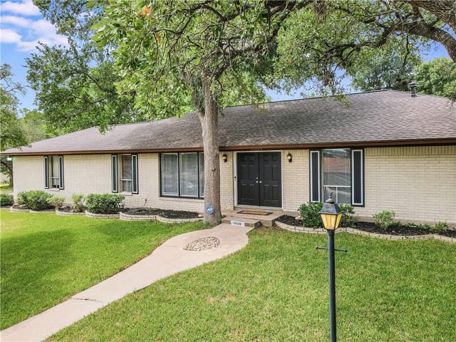 11909 Oakbrook Dr