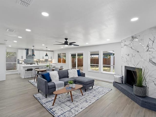 11909 Swan Dr