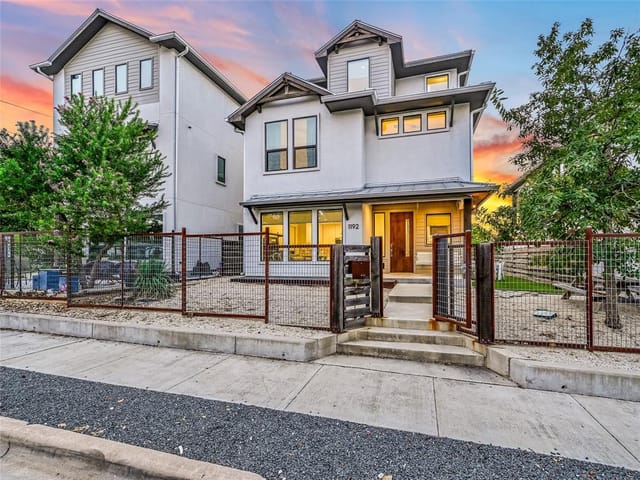 1192 Navasota St