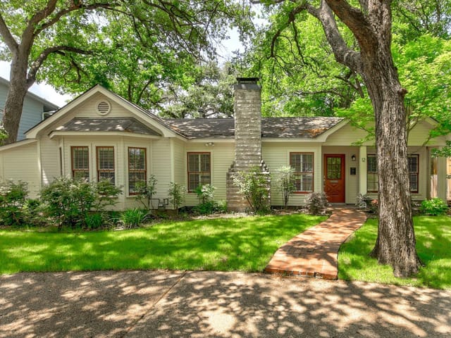 12 Scott Crescent