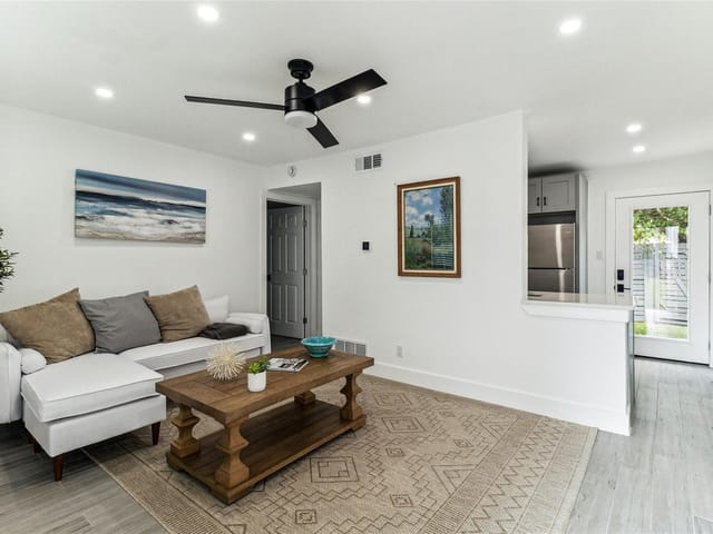 1200 E 52nd St Unit #106