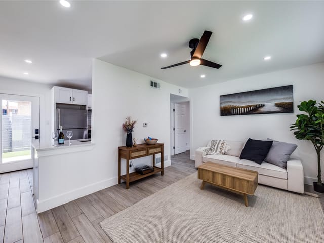 1200 E 52nd St Unit #107