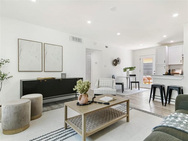 1200 E 52nd St Unit #109
