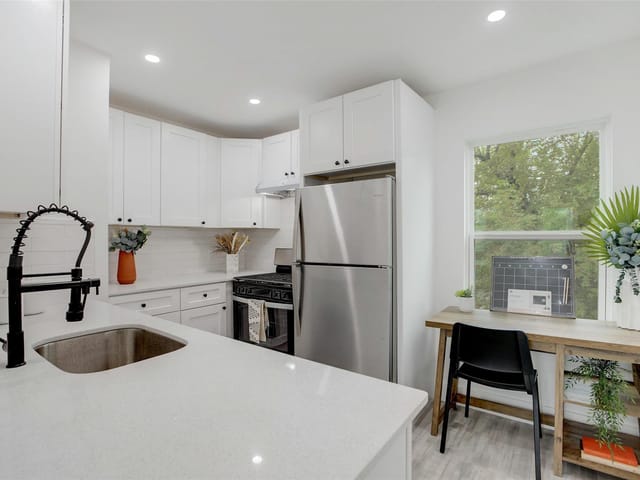 1200 E 52nd St Unit #207