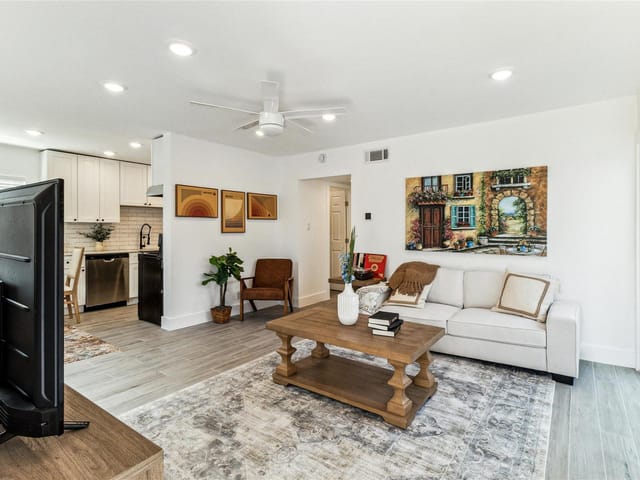 1200 E 52nd ST Unit #209
