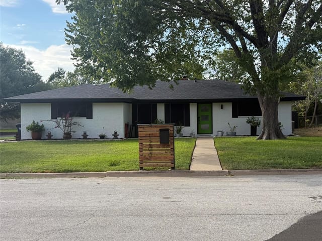 1200 Garden LN
