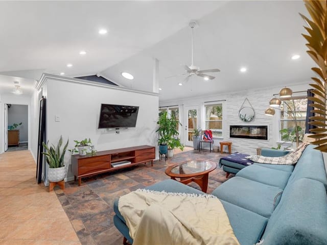 12006 Sovran Ln