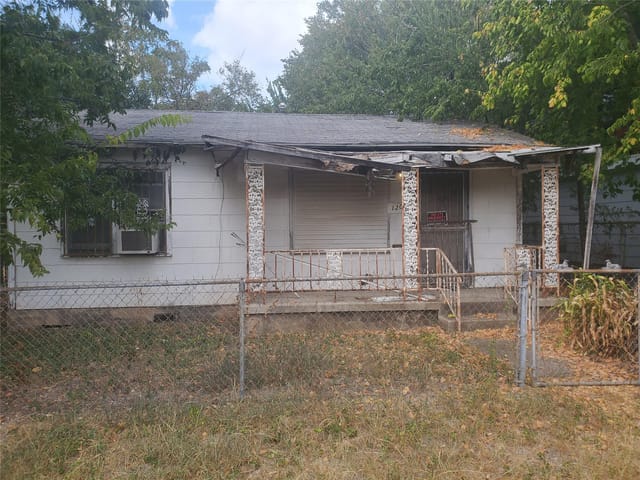 1202 Hackberry ST