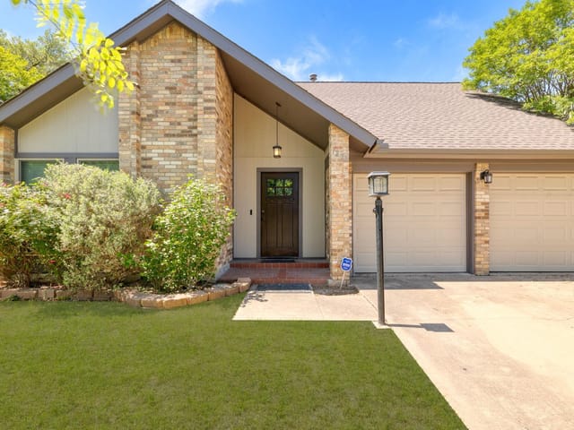 1203 Doonesbury Dr
