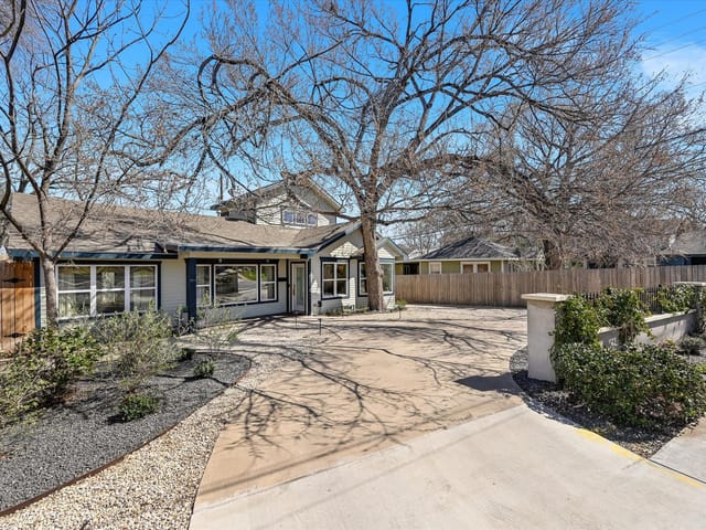 1204 E Live Oak St