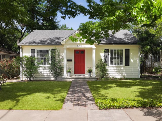 1204 W 22 1/2 St