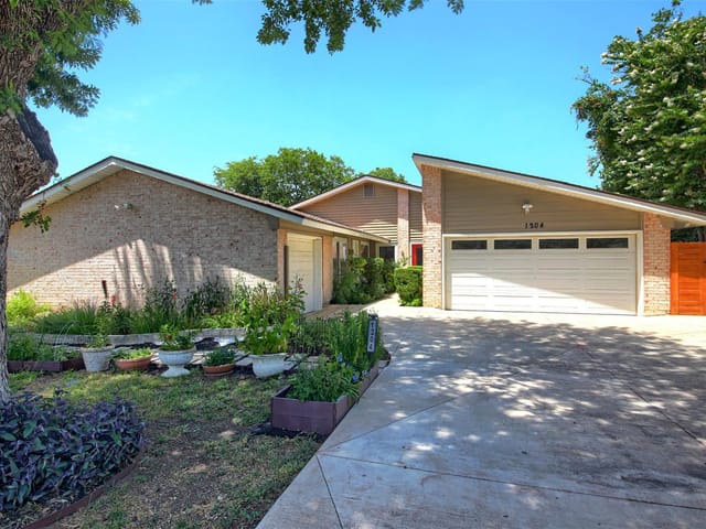 1204 Woodfield Dr
